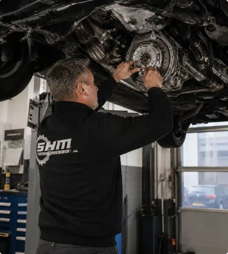 Man bezig met reparatie versnellingsbak | SHMTransmissie.nl